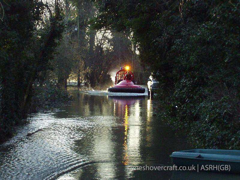 Association of Search and Rescue Hovercraft (Great Britain) - Volunteers at a flood reponse call in Wraysbury (Paul Hiseman).